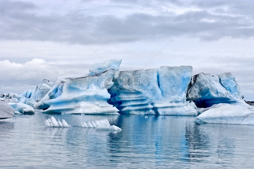 各种样的地点行动冰岛著名的Jokulsarlon冰川湖山源于Vatnajokull浮标的冰山这个位置被用于各种动作电影图片