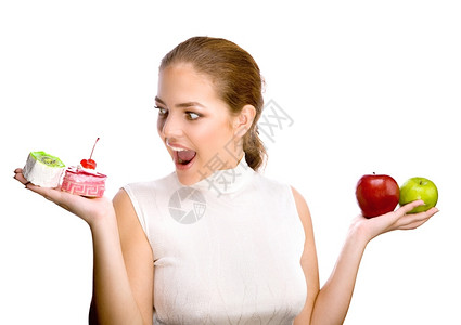 在健康水果与美味蛋糕间纠结的女生图片