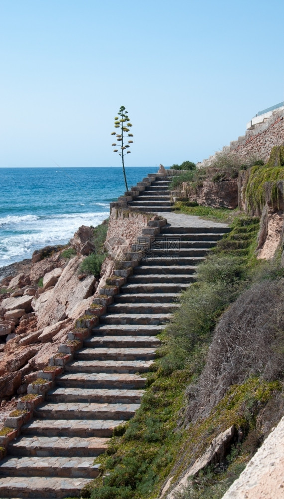 多岩石的海滨西班牙LaZenia带地平线的沿海通道楼梯尘土飞扬图片