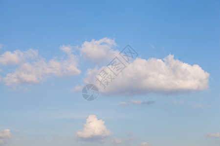 明亮的颜色云景白天在空中飘浮的云图片