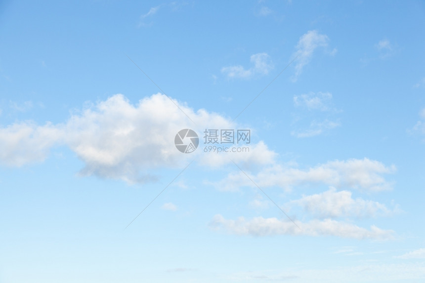 多云的白天在空中飘浮的云美丽图片
