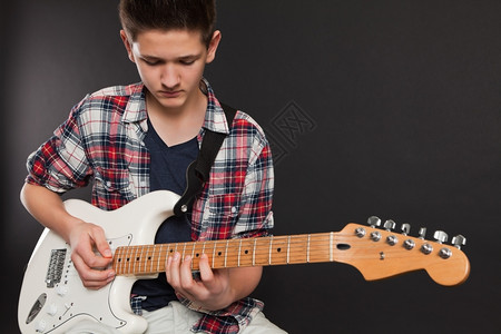 一位十几岁的男弹着白色电吉他的照片青少年萨姆纳斯艺术家图片