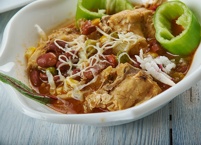 炖红色的墨西哥人慢速烹饪机TexMex鸡粉TexMex美食传统各种菜盘顶视图背景图片