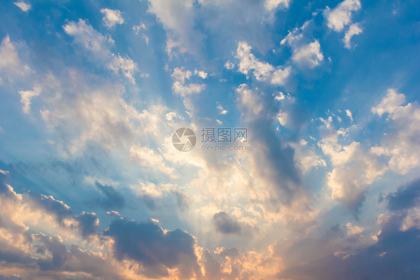 明亮的蓬松蓝色天空有云和阳光线图片