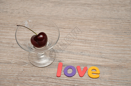 农业可口丰富多彩的在玻璃碗里一朵樱桃上面写着爱图片