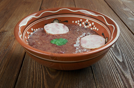 美味的盘子南肾豆和安多伊香肠汤传统的图片