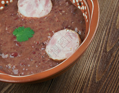 红色的南肾豆和安多伊香肠汤炖奥尔良图片