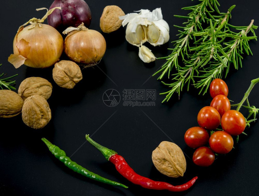 复制蔬菜和草药在文本中间面有夹层的文字成分框架不同份饮食红色的图片