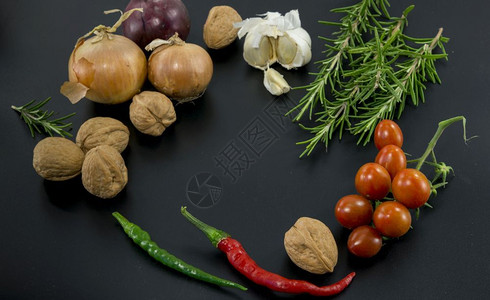 蔬菜和草药在文本中间面有夹层的文字成分框架不同份番茄坚果烹饪图片