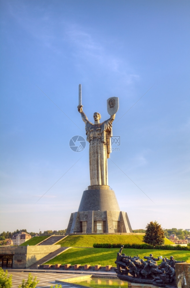 晚上在乌克兰基辅的母亲土地纪念碑克拉夫琴科高的户外图片