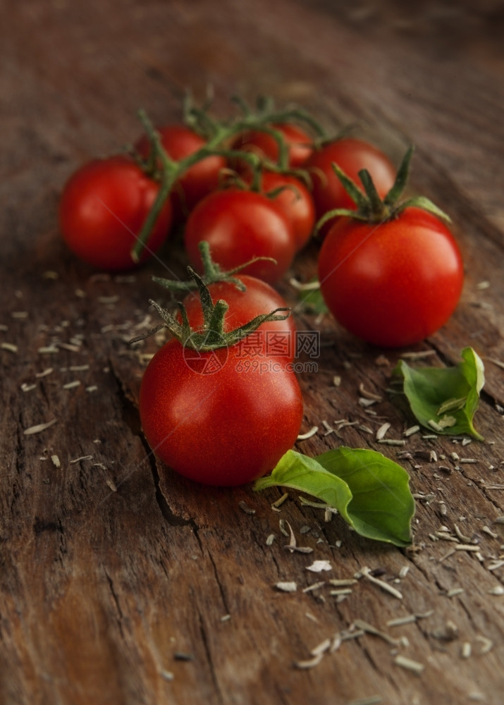 樱桃西红柿在天然光照的木表面蔬菜食物红色的图片