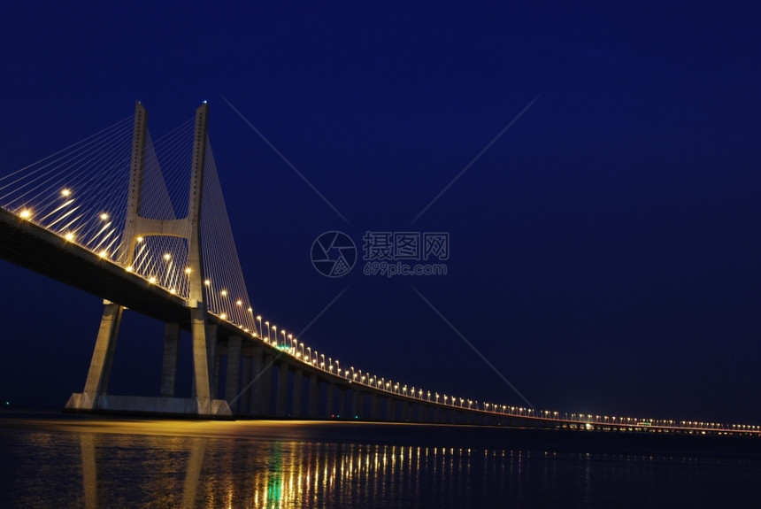 葡萄牙里斯本VascodaGama桥夜间拍摄工程塔霍图片