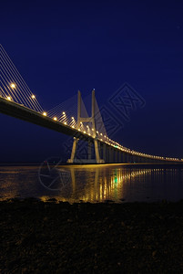 夜晚葡萄牙里斯本VascodaGama桥夜间拍摄结构体图片