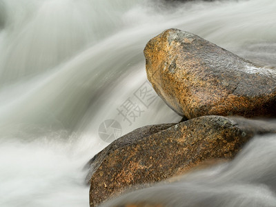 岩石森林河流中的长期岩瀑布旅游结石图片
