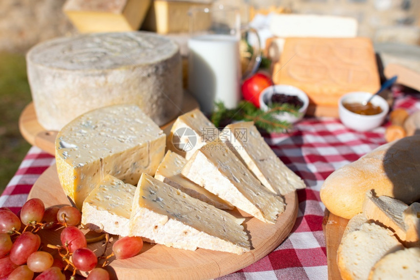 食物茶点意大利语来自TaleggioValleyBrembana意大利阿尔卑斯山的典型奶酪图片