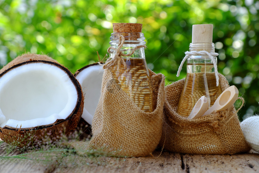 液体天然化妆品产绿底玻璃罐中的椰子油用于皮肤护理的必要油丰富维他命有机化妆品以及温泉按摩机的油绿色药物图片