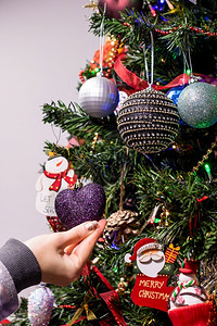 亲手装饰圣诞树背景图片