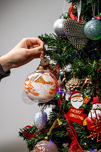 圣诞树挂件圣诞树上挂着丰富多彩的挂件设计图片