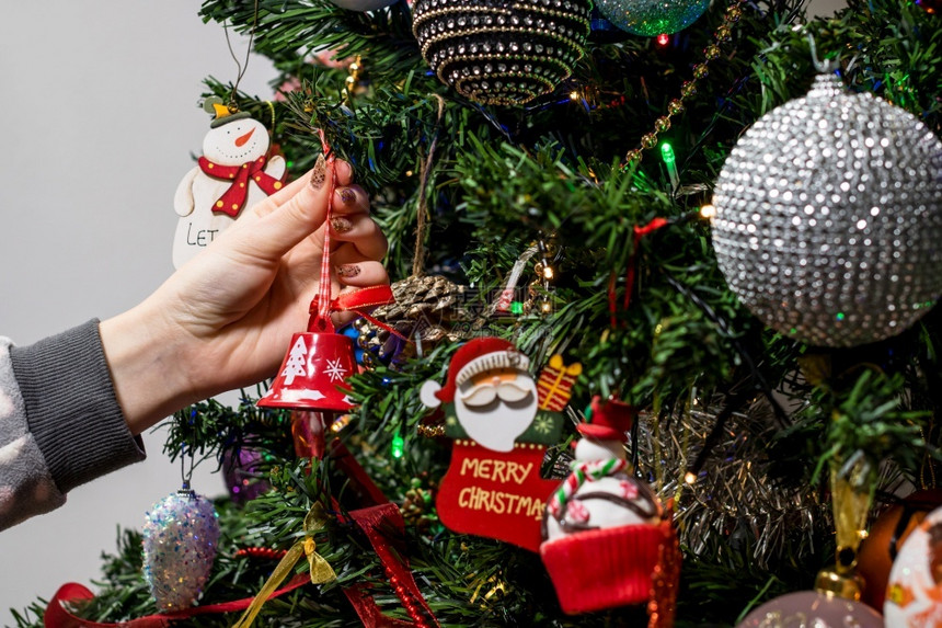 布置装饰圣诞树图片