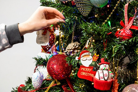 将红色装饰品挂在圣诞树上图片