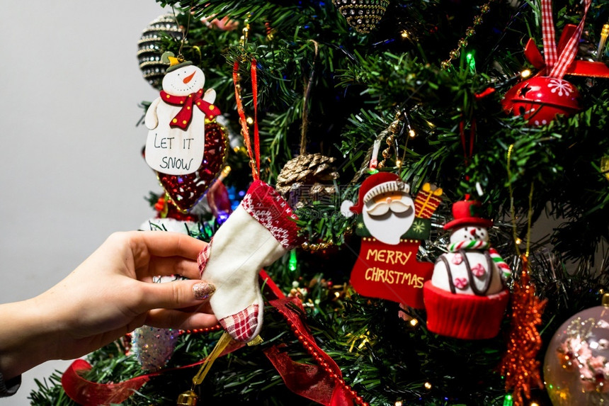 将袜子装饰品挂在圣诞树上图片
