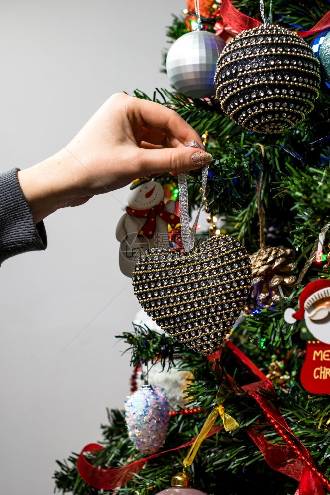 将爱心装饰品挂在圣诞树上图片
