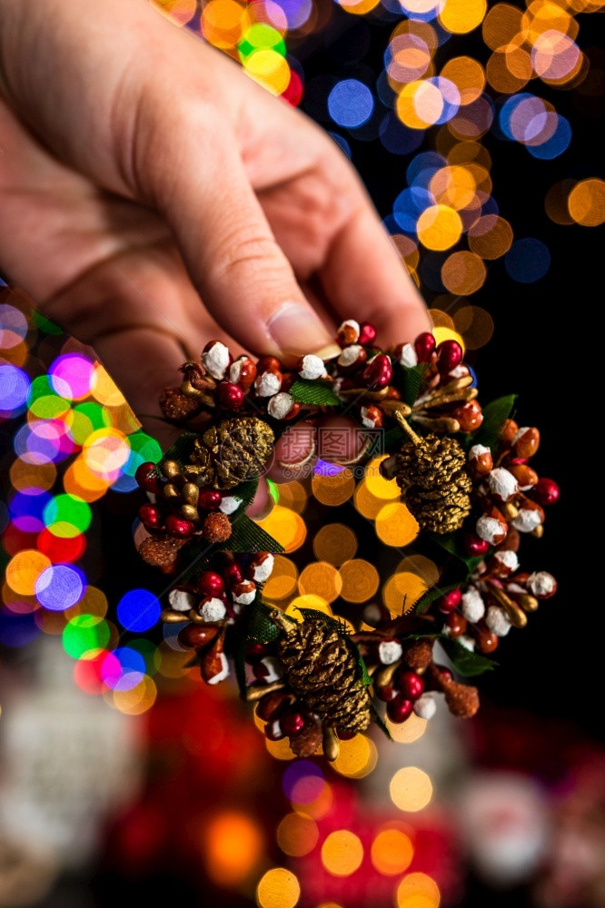 圣诞节装饰品举行圣诞活动对抗bokeh灯光背景快乐的图片