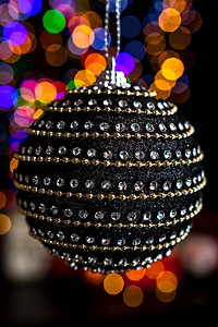 举行圣诞装饰活动对抗bokeh灯光背景装饰玻璃圣诞节图片