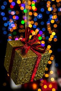 树举行圣诞装饰活动对抗bokeh灯光背景松树冬天图片