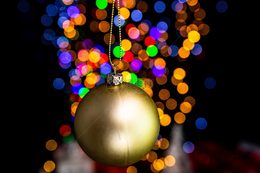 分支树举行圣诞装饰活动对抗bokeh灯光背景冬天图片
