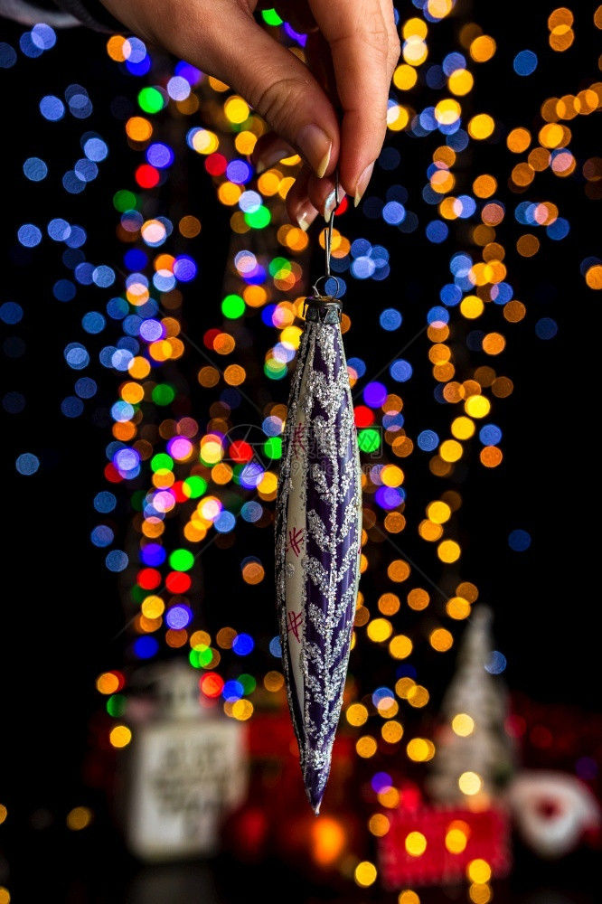 散景举行圣诞装饰活动对抗bokeh灯光背景树祝贺图片