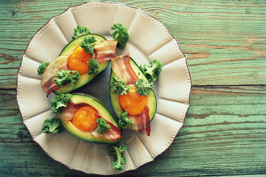 早餐AvocadoEgg船上有脆培根木本底菜卷心和木本底面包白菜船水果食物羽衣甘蓝图片