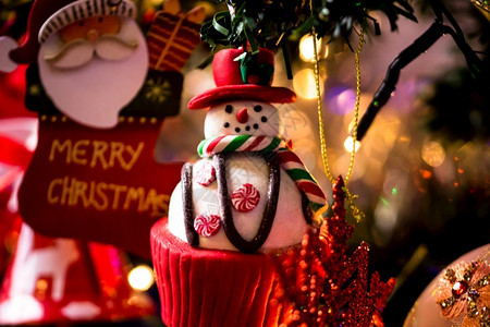 挂在圣诞树上雪人装饰背景图片