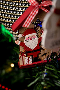 挂在圣诞树上的圣诞老人装饰图片