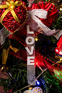 丝带圣诞节向量挂在树上的装饰图片