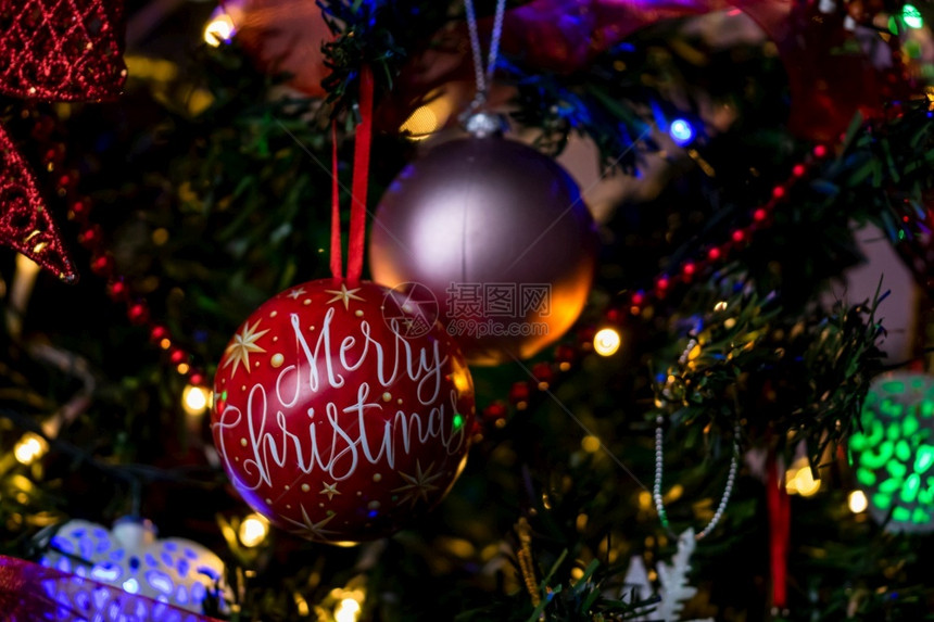 挂在圣诞树上的装饰球图片