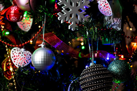 圣诞树上丰富多彩的装饰图片