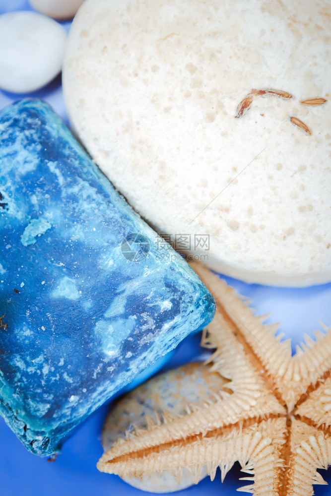 可选择的福利芳香疗法具有天然肥皂和海星近端鱼群背景的香皂和海星有选择地突出重点图片