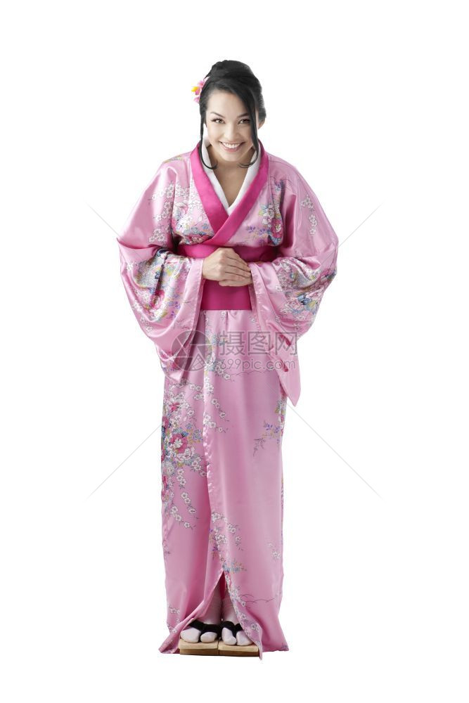 问候复制日本年轻女穿传统服饰和欢迎白人背景的每个被日本年轻女肖像描绘成一个传统的喜莫诺服装粉色的图片