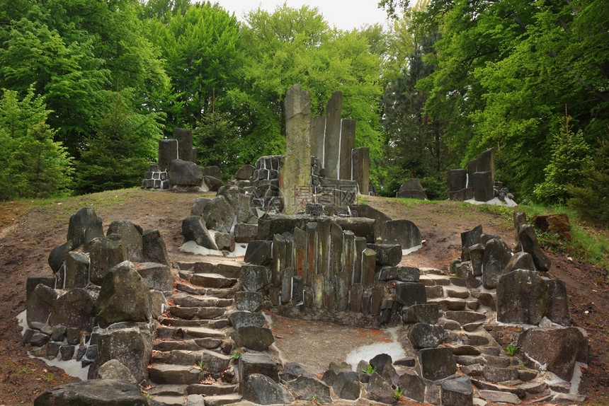 柱子坛德国克罗姆劳尔萨森州阿扎莱亚和罗多登德龙公园的巴萨尔岩形成神秘图片