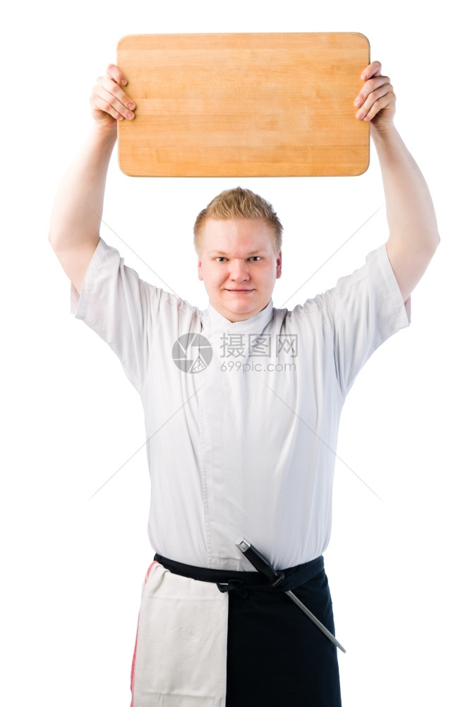 手他的工作年轻厨师头顶着砍刀板白孤立的背景图片