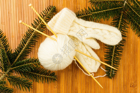 纤维时尚松树白色软毛编织线纹和木本底的织针手套图片