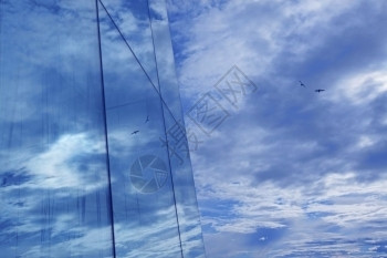胡飞森玻璃摩天大楼反射中的云和蓝天空反射闪亮的公司现代设计图片