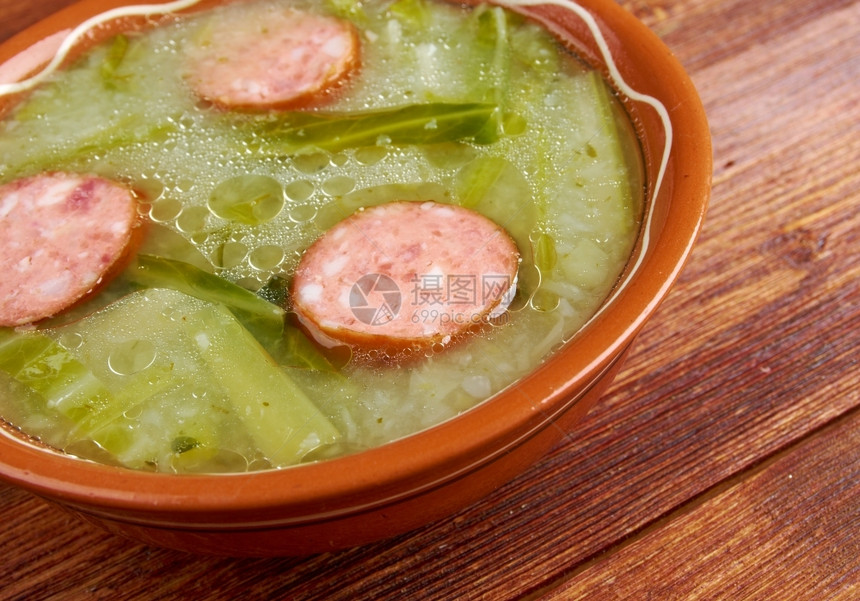传统的葡萄牙烹饪中菜类的Caldoverde流行汤可用作caldoverde的传统成分是土豆上锁绿色橄榄油和盐还可添加大蒜或洋葱图片