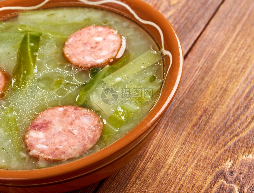 受欢迎的葡萄牙烹饪中菜类的Caldoverde流行汤可用作caldoverde的传统成分是土豆上锁绿色橄榄油和盐还可添加大蒜或洋图片