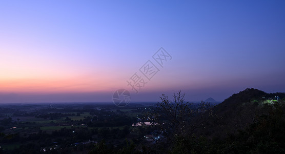 泰国黄昏时大米田的空中风景观绿色地平线图片