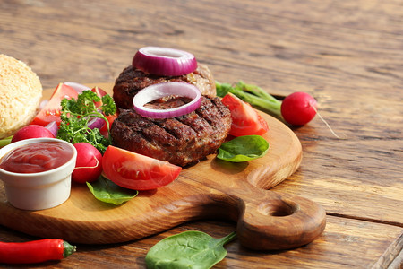 木板三明治自己做的牛肉汉堡加洋葱蔬菜切板肉汉堡加洋葱切割板香菜图片