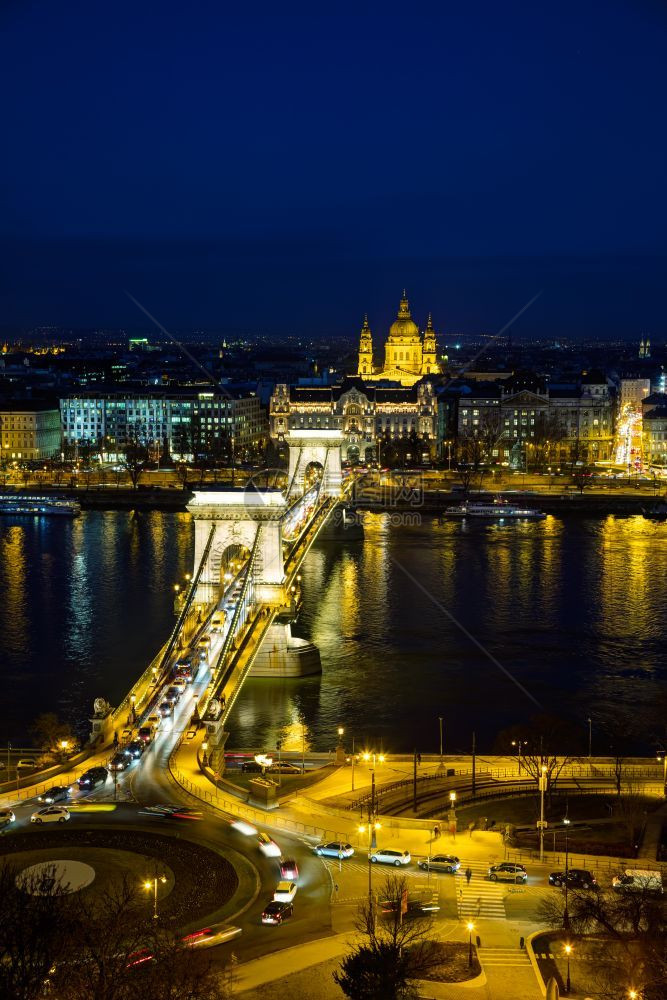 布达佩斯与Szechenyyi连链桥的概览首都欧洲发光的图片