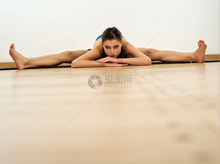 女士照片拉伸一位年轻美貌女在锻炼期间分裂的相片图片