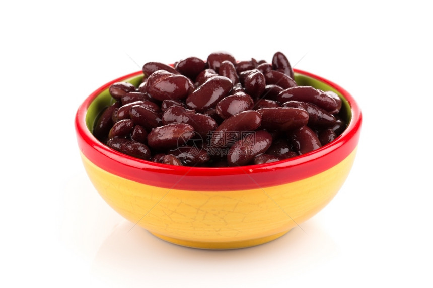 一顿饭白色的红肾豆在盘子中的红肾豆在视野中孤立于白色工作室图片